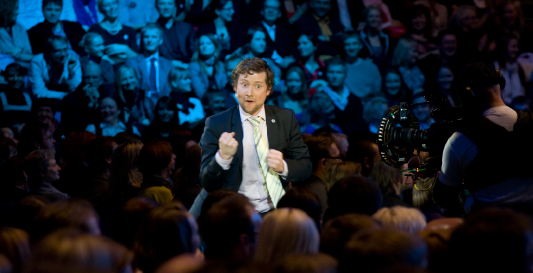 Oma sünnipäeval 7. mail 2010 oli Jaak etenduses „Ühtne Eesti Suurkogu” pea kolmveerand tundi ligi 7000 inimese ees üksi laval. Foto NO99.