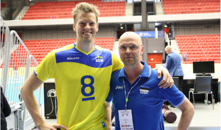 Eesti koondis alistas kevadel Rootsi ja pääses EM-turniirile. Pildil on Toomas Vara koos Rootsi staari Marcus Nilssoniga Foto: Volley.ee
