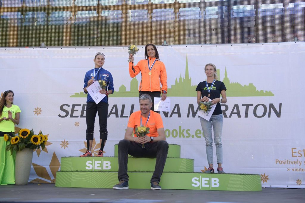 Einar ja edukaim õpilane Moonika Pilli SEB Tallinna maratoni pjedestaalil