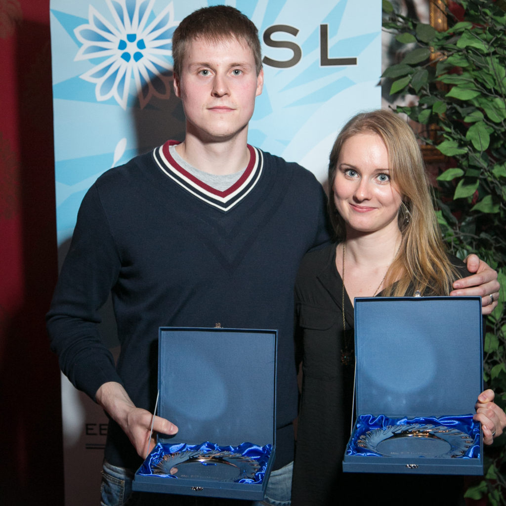 Laura ja Kristjan võtmas vastu 2015. aasta parima segapaari auhinda Eesti Sulgpalliliidu aastaauhindade jagamisel.