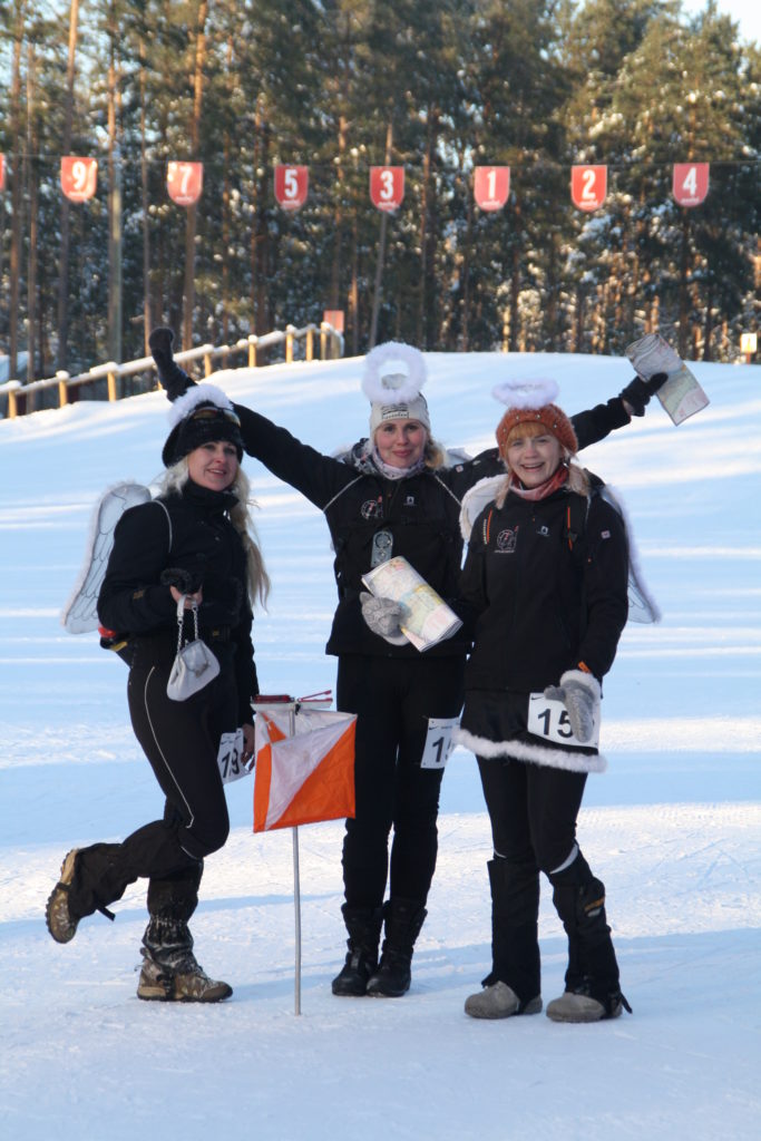 Winter Xdream finiš (startides oli õues -29 kraadi). Tegu on Vahuri Inglite võistkonnaga, kellega Epp on samas kostüümis koos võistlemas käinud alates 2007. aastast. Teised inglid on Helen Virro ja Merike Õun, kes õpetasid Epu suusatama.