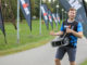 IRONMAN Tallinna tiimis Tallinna Maratoni raja ääres ergutamas