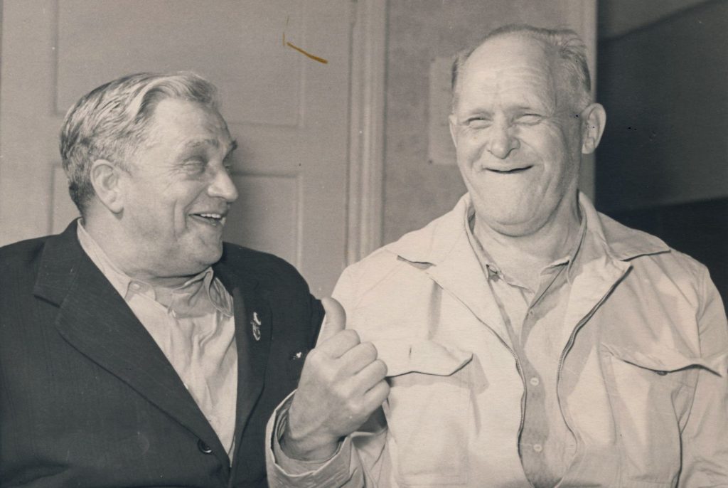 Vanad tõstesportlased jutuhoos. Alfred Neuland (vasakul) ja Arnold Luhaäär võitsid kahepeale neli olümpiamedalit.