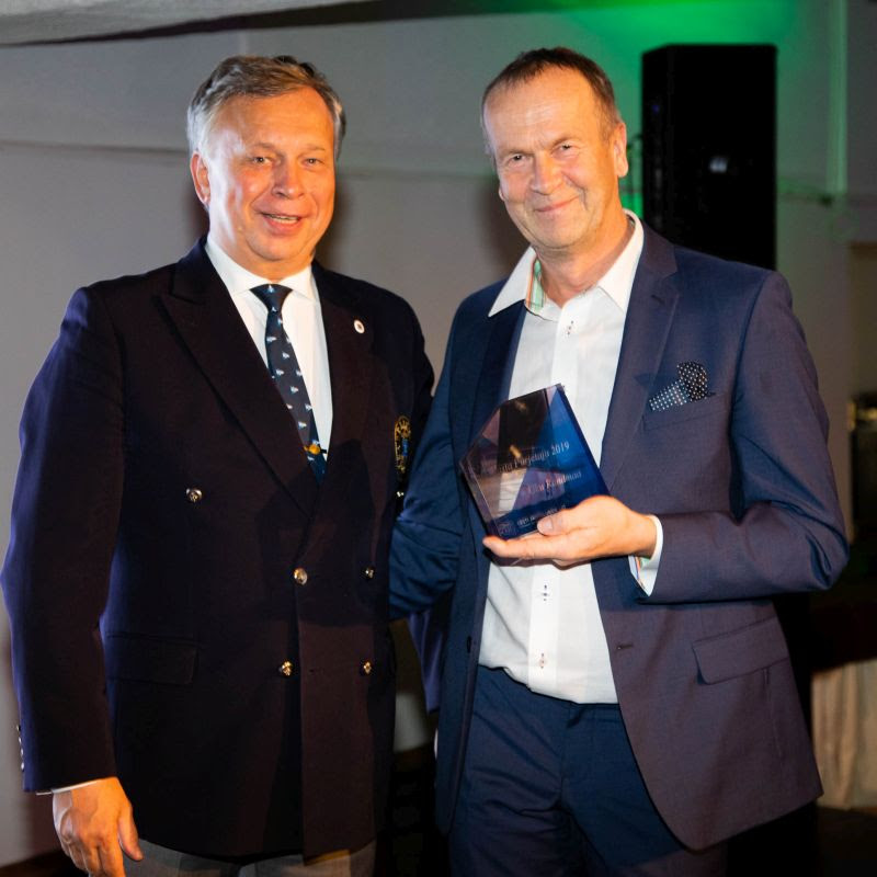 Aasta purjetaja 2019 Uku Randmaa (fotol paremal) ja Eesti Jahtklubide Liidu president Egon Elstein