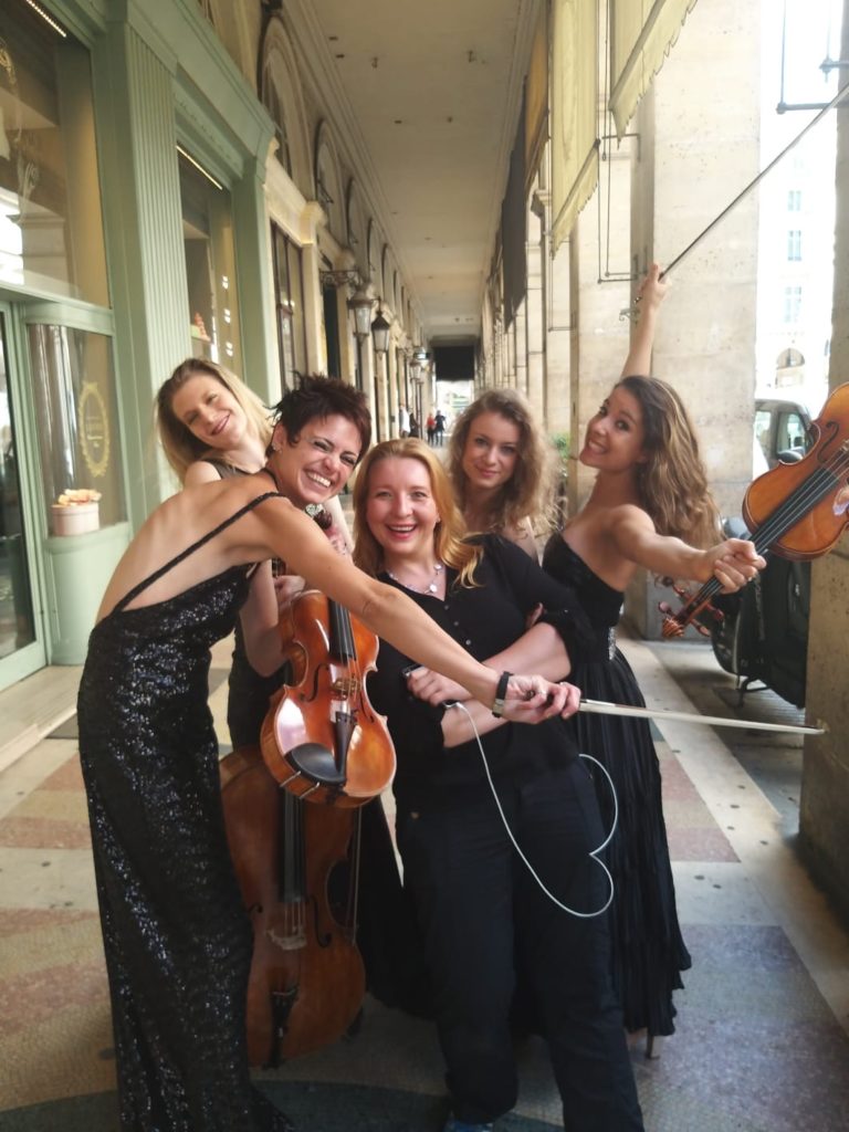 Kvartett Mademoiselle jaoks tehtud fotosessioon Pariisis. Anna ees, keskel